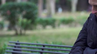 sonra parkta, oturan yalnız ve umutsuz adam onun hayatına yansıtır