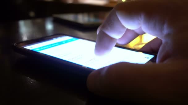 Пальцы человека бегают по смартфону в пабе — стоковое видео