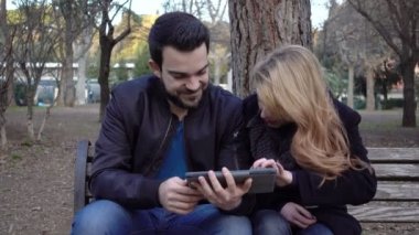 Tablet bir parkta resimler sevgi dolu çift görünüyor