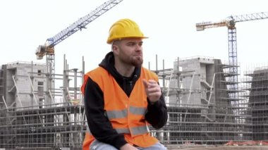 Düşünceli çalışan bir sigara içiyor 