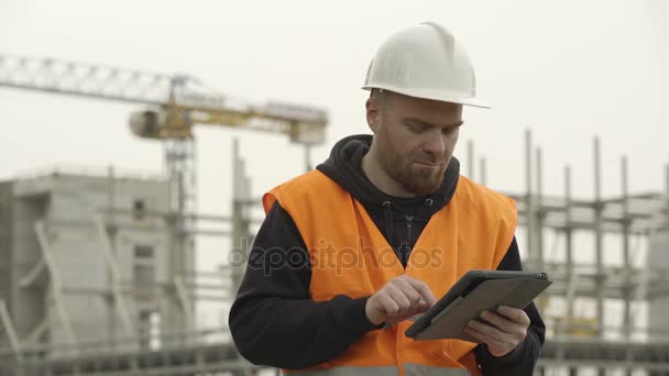Ingeniero controla el proyecto en la tableta — Vídeos de Stock