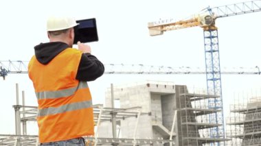 tablet projede mühendis denetler