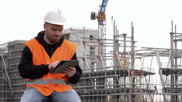 Μηχανικός ελέγχει το έργο στο tablet — Αρχείο Βίντεο