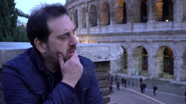 40 éves férfi, egyedül, és szomorú, közel a coliseum — Stock videók