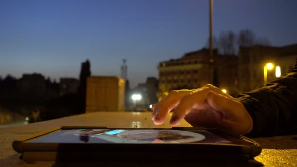 Рука людини біжить на нічному планшеті на відкритому повітрі — стокове відео