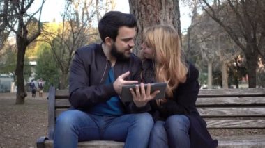 tablet ile eğleniyor parkta genç Çift