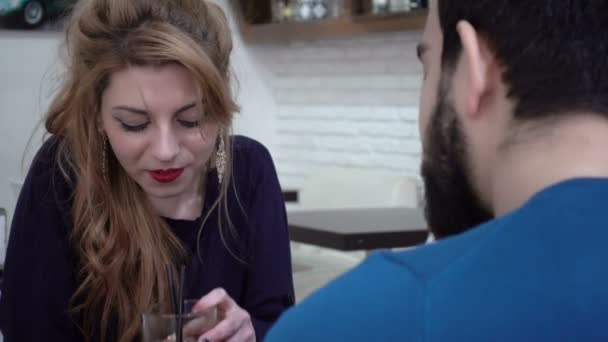 Primera cita: flirtea pareja bebiendo un cóctel — Vídeo de stock