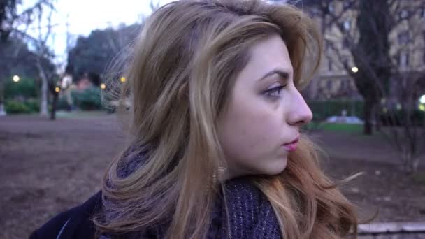 Mujer rubia en el parque sonriendo a la camera- tarde — Vídeos de Stock