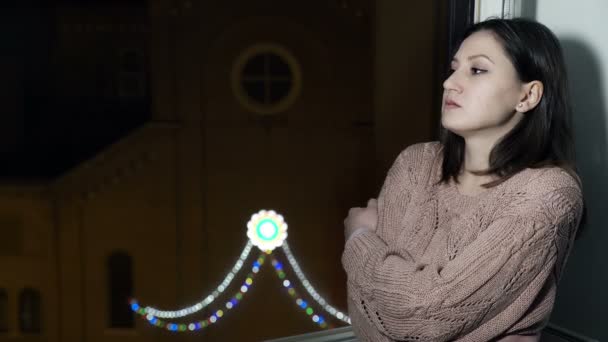 Γυναίκα 25 ετών μόνο και λυπημένος στο παράθυρο — Αρχείο Βίντεο