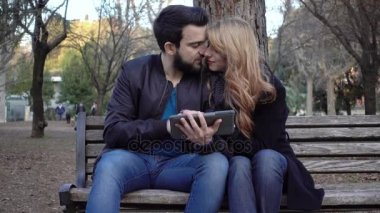 sevgi dolu çift tezgah ve izlerken tablet güler