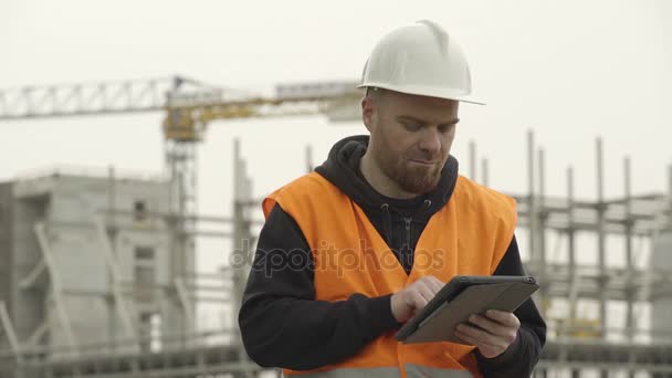 Ingenieur steuert das Projekt per Tablet — Stockvideo