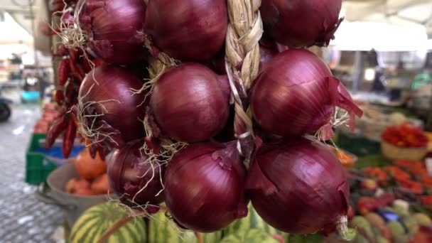 Детали красного лука на овощном рынке — стоковое видео
