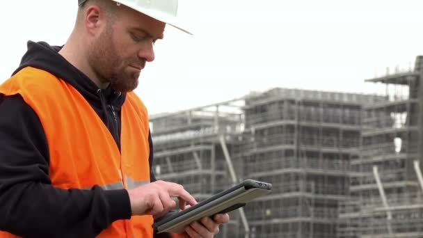 Ingeniero controla el proyecto en la tableta — Vídeo de stock