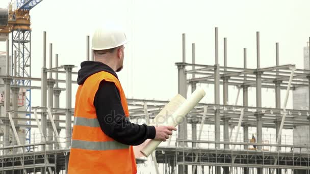 Engenheiro no canteiro de obras — Vídeo de Stock