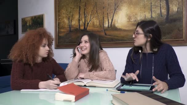 Trois amis étudiant ensemble, plaisantant et bavardant — Video