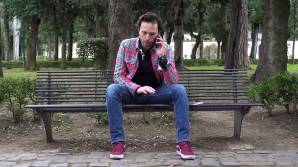 Man krijgt een telefoontje en wanhoop, tranen-outdoor — Stockvideo