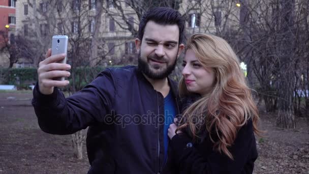 Joven pareja en amor haciendo un divertido selfie — Vídeos de Stock