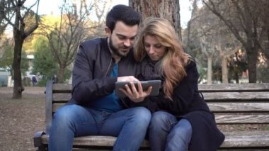 park kullanım tablet, aşık genç Çift