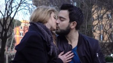 tutku parkta severler arasında