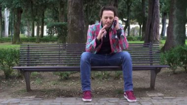 kızgın adam telefonda bir parkta oturan kız arkadaşıyla kavga