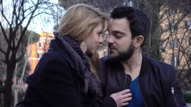 Passion entre amoureux dans le parc — Video