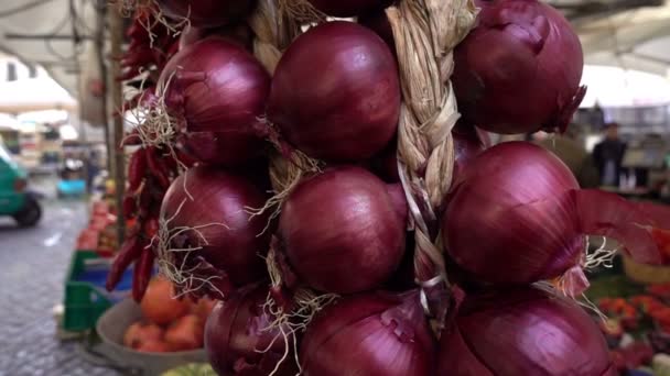 Cebolas vermelhas de Tropea no mercado de legumes — Vídeo de Stock