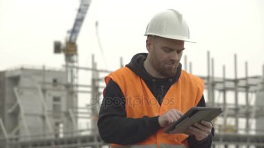 tablet projede mühendis denetler