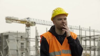 Düşünceli çalışan bir sigara içiyor 