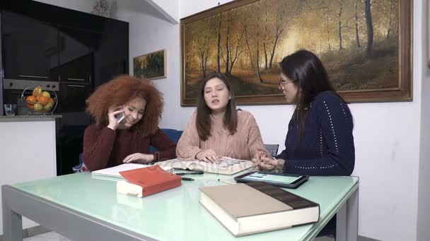 Tres chicas estudiando juntas en casa — Vídeo de stock