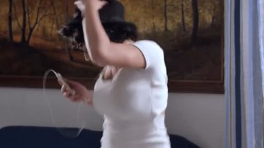 şehvetli kadın yalnız ev kulaklık ile müzik dinleme dans