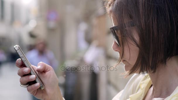 Profil de la femme élégante envoyer des messages au téléphone à son mari — Video