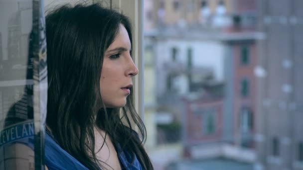 Bruneta, depresivní a smutná u okna — Stock video