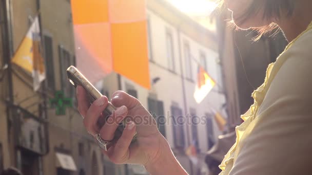 Mano de mujer glamour sosteniendo el teléfono celular al aire libre — Vídeos de Stock