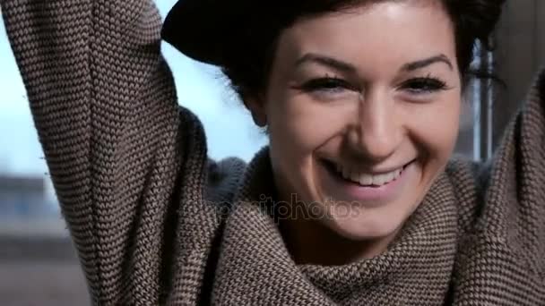 Sinnliche Frau mit schwarzem Hut tanzt und lächelt in die Kamera — Stockvideo
