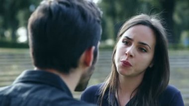 erkek ve kadın bir parkta ilişkileri hakkında tartışmak