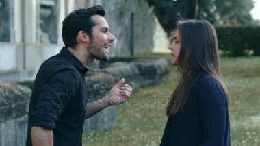 yakışıklı ve kızgın bir adam kız arkadaşıyla parkta savunuyor