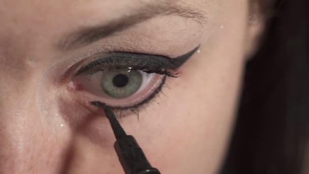 Detail van vrouw eyeliner toe te passen op het oog — Stockvideo