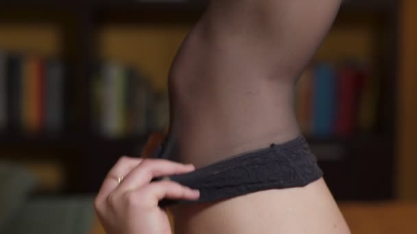 Sinnliches Frauenbein beim Gleiten der Oberschenkelhöhen — Stockvideo