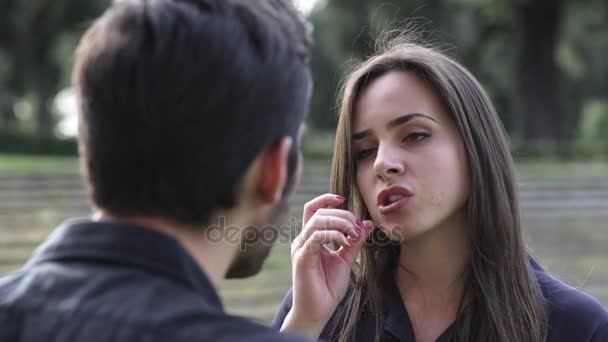 Kızgın erkek kız arkadaşıyla parkta öfkeyle savunarak — Stok video