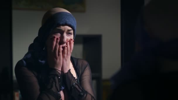 Kétségbeesett kopasz nő a rákos tükröződik a kétségbeesett és sírás — Stock videók