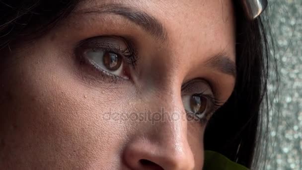 Triste Bela mulher latina olhos, close up — Vídeo de Stock