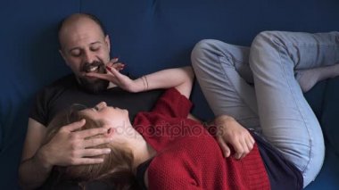 Kanepede severler arasında hassasiyet: aşk, okşamalarla ve tatlılık