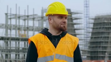 Mutlu, gülümseyen inşaat işçisi Çekme Makinası