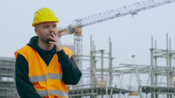 Pensoso giovane lavoratore fumare una sigaretta — Video Stock