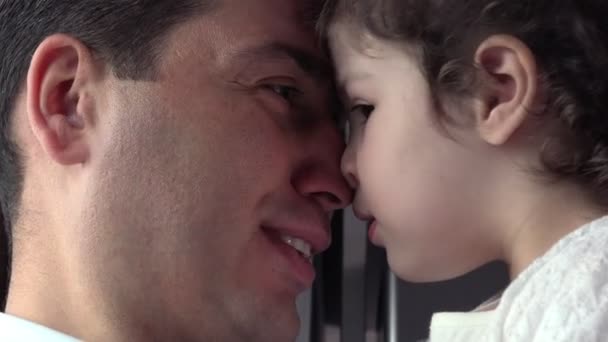 Zarter Vater küsst seine süße Tochter sanft — Stockvideo