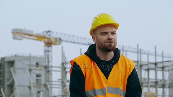 Trabajador de la construcción pensativo fumar un cigarrillo — Vídeos de Stock