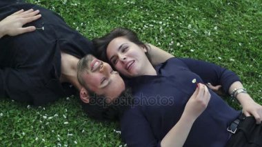 tatlı çift sohbet çim üzerinde yalan