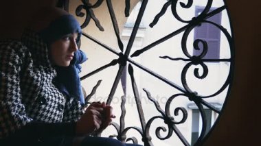pencereden dışarı bakıp hastalığı hakkında kanseri muzdarip kadın yansıtır