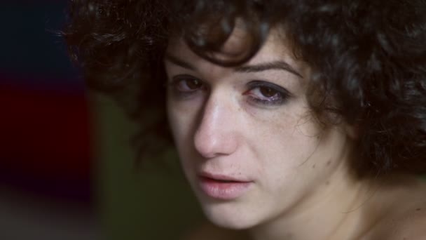 Verzweifelte, traurige Frau weint und blickt in die Kamera — Stockvideo