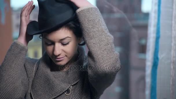 Mulher sexy resolve chapéu preto em sua cabeça — Vídeo de Stock